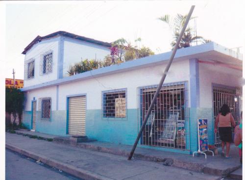 vendo casa esquinera y dos solares juntos buena ubicacion comercial en la isla trinitaria
