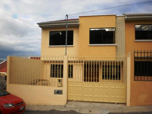 CASA CREDITO INMOBILIARIA... Vende Hermosa Villa, Excelente Ubicacion...  Cuenca - Ecuardor.