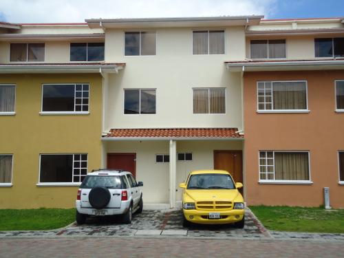 CASA CREDITO INMOBILIARIA...Vende Moderna Casa Residencial, Ubicada en el Paseo de Los Cerezos... Cuenca - Ecuador.