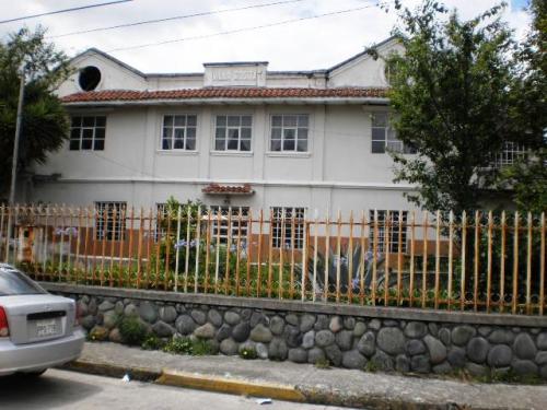 CASA CREDITO INMOBILIARIA...Vende Hermosa Casa Colonial Ideal Para Proyecciones de Construccion de Hostal.... Cuenca - Ecuador.