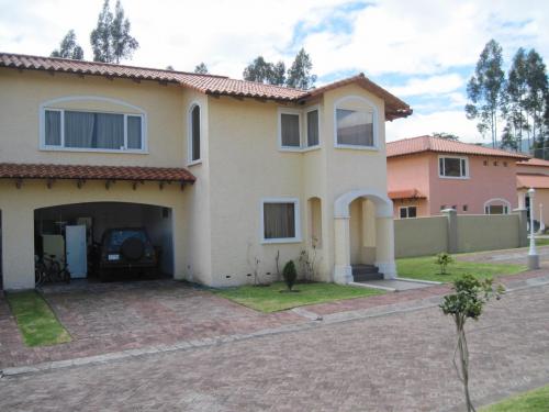 CASA GRANDE EN URBANIZACIÓN PRIVADA