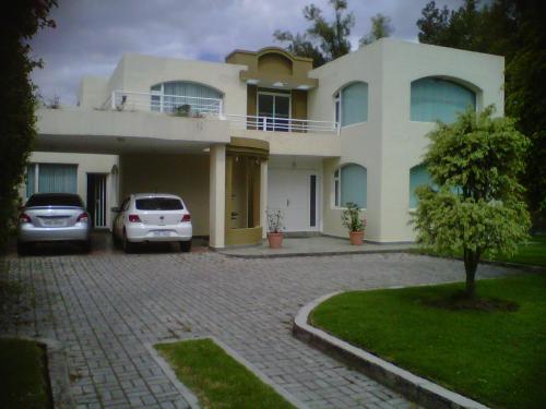 hermosa casa en cumabaya de venta
