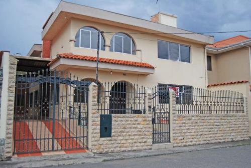 AMPLIA CASA EN VENTA SECTOR LAS PENCAS TOTALMENTE REMODELADA