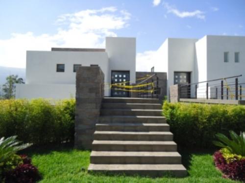 MODERNAS CASAS POR ESTRENAR – URBANIZACION CERRRADA – CUMBAYA