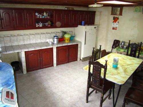 Casa de 3 plantas, con 6 dormitorios en  Buenos Aires 