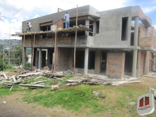 En Challuabamba, casa de lujo full obras.