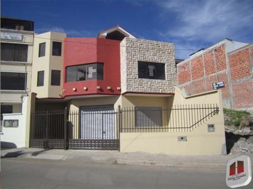 Con local comercial de 100m2 con acabados de primera