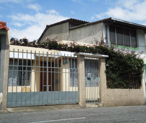 VENDO CASA PEQUEÑA NORTE DE QUITO