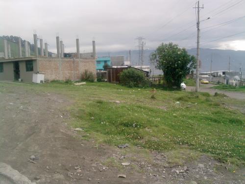 SE VENDE TERRENO  EXCELENTE UBICACION..,,ESQUINERO TIENE 220m2