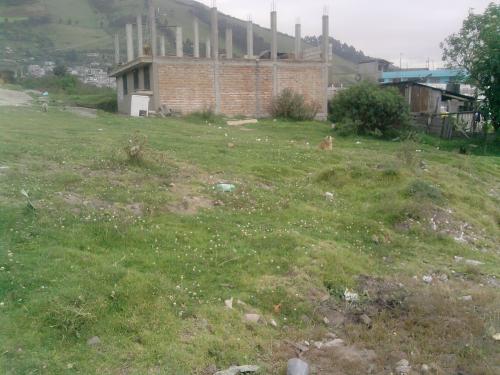 SE VENDE TERRENO  EXCELENTE UBICACION..,,ESQUINERO TIENE 220m2