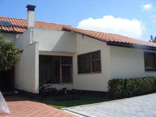 Linda casa con amplias áreas verdes y muy bien ubicada