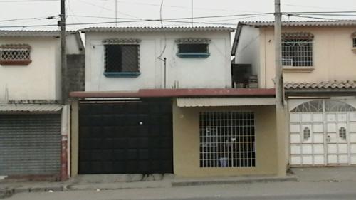 SE VENDE CASA DE 2 PLANTAS EN SAMANES 7 AL PIE DE LA AV. FCO ORELLANA
