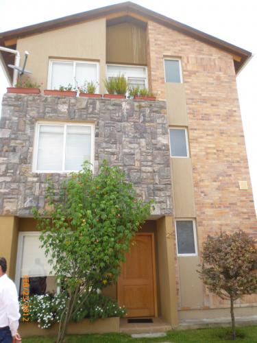 HERMOSA CASA DISPONIBLE Y A SU GUSTO EN CUMBAYA PRIMAVERA DOS