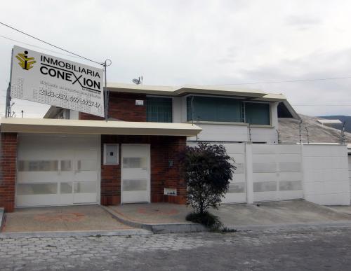 POR ESTRENAR, SECTOR CARTÓDROMO, MITAD DEL MUNDO 185M2, ACABADOS DE PRIMERA $110.000 INMOBILIARIA CONEXION: 2353-232, 097-592747