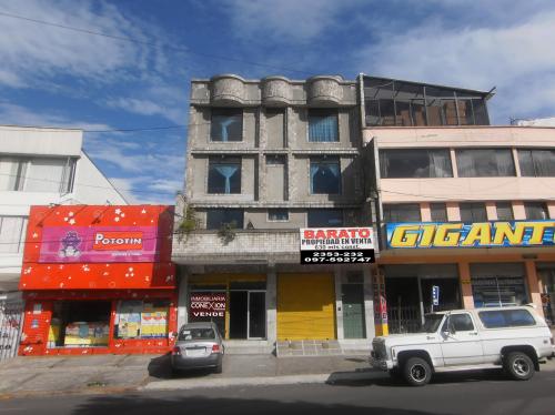 COTOCOLLAO, CASA 4 PISOS CON LOCAL COMERCIAL, ZONA IMPORTANTE 630M2 $270.000 INMOBILIARIA CONEXION: 2353-232 , 097-592747
