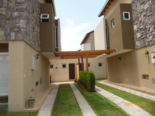 HERMOSA CASA EN CUMBAYA EN UN CONJUNTO TOTALMENTE SEGURO Y CONFORTABLE