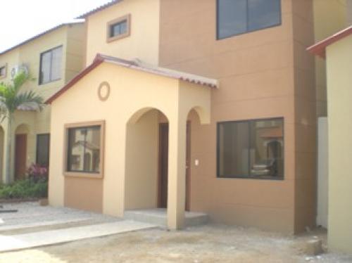 VILLA CLUB VENDO CASA 2 PLANTAS, 4 DORMITORIOS ESTUDIO, PATIO SOCIAL Y GARAJE.