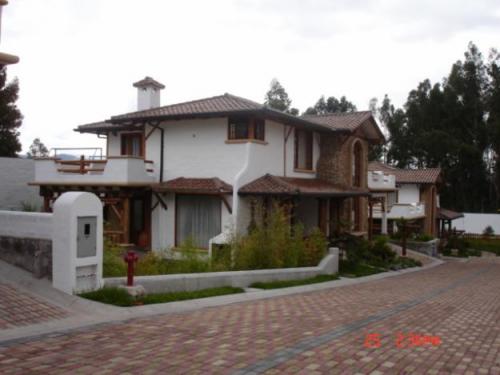 CASAS TIPO RUSTICO EN TUMBACO AMPLIOS ESPACIOS DENTRO DE CONJUNTO PRIVADO