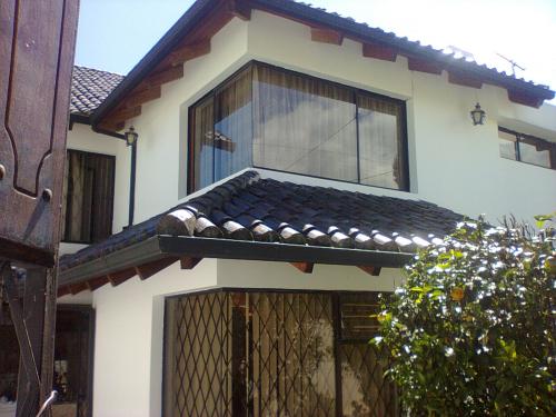 ! VENDO HERMOSA CASA EN URB. LA COLINA