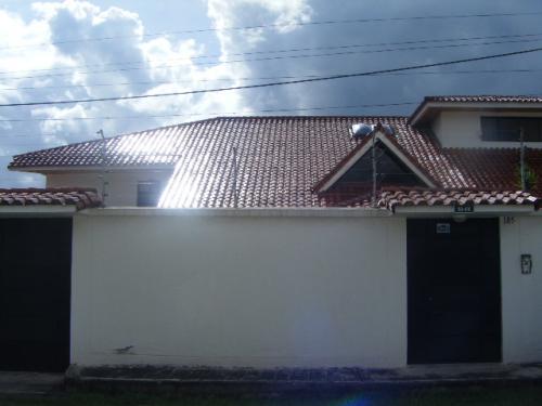 Linda y amplia casa con grandes jardines