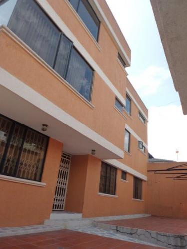 Casa rentera: 4 amplios  departamentos, sector Estadio de la LDU, Ponceano