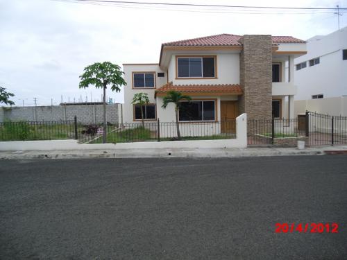 Manta. Vendo casa en urbanizacion privada. $220.000  
