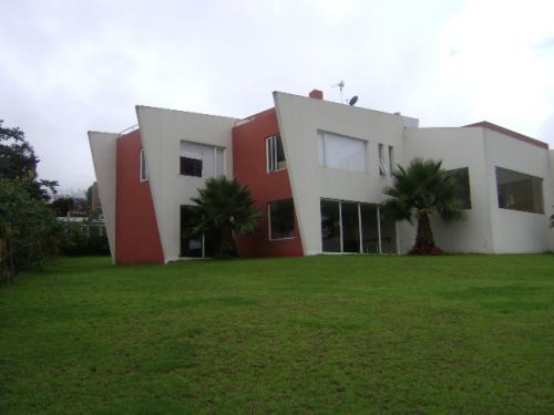 VENDO EXCLUSIVA CASA ESTILO MODERNO EN URBANIZACIÓN CERRADA DE LUJO  UBICADA EN LA ZONA DE MAS ALTA PLUSVALIA DEL PAIS SECTOR DE  NAYON