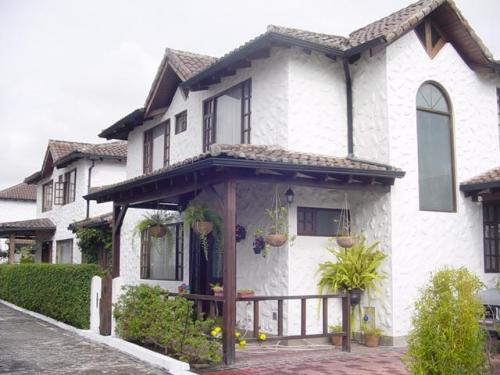 VENDO  CASA ESTILO RUSTICO   SECTOR SAN RAFAEL VALLE DE LOS CHILLOS QUITO ECUADOR  CONJUNTO CERRADO  VALLE DE LOS CHILLOS