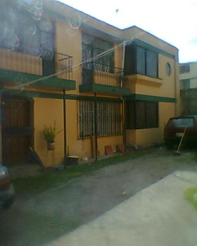 CASA CON LOCALES COMERCIALES EN LA AV. DEL MAESTRO