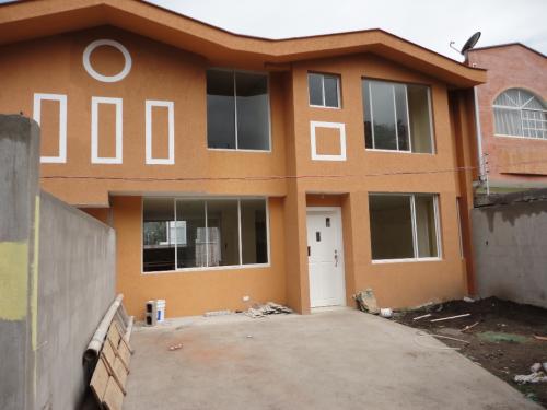 CASAS EN TUMBACO, CONJUNTO HABITACIONAL DE 4 CASAS