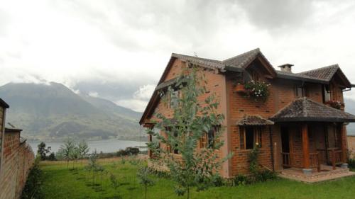 VENDO HERMOSA CASA CON MIRADA PANORAMICA A LA LAGUNA DE SAN PABLO