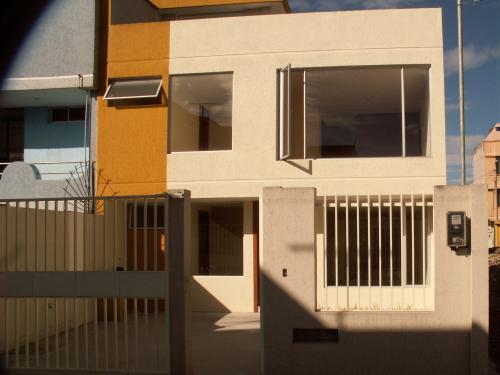 SE VENDE AMPLIA CASA – 3 DORMITORIOS DOS PLANTAS. URBANIZACION  PRIVADA – EN CONOCOTO	