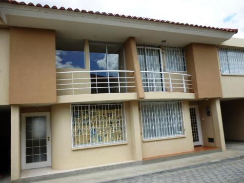 CASA EN VENTA POR ESTRENAR QUITO SECTOR NORTE 136m²