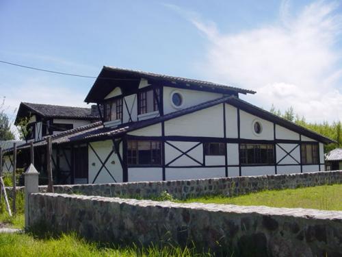 VENDO HERMOSA CASA ESTILO RÚSTICO EN URBANIZACIÓN CERRADA SECTOR VALLE DE LOS CHILLOS A ESCASOS METROS DEL CENTRO COMERCIAL SAN LUIS.