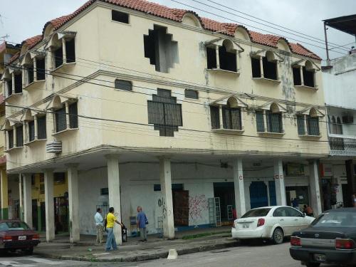 Vendo casa de 2 pisos en Guayaquil en plena zona céntrica y comercial