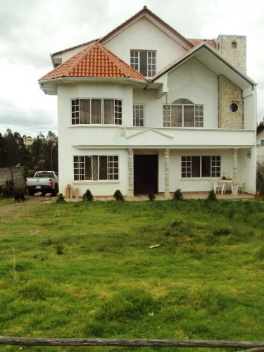 Casa nueva en Los Cerezos con amplio patio - Cuenca