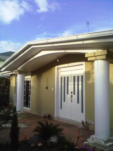 EXCELENTE OPORTUNIDAD VENDO LINDA CASA EN EL VALLE DE LOS CHILLOS