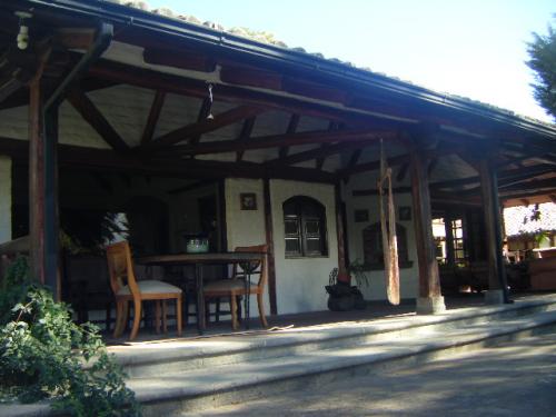 De Venta linda casa estílo rústico de 4 dormitorios, amplios jardines, urbanización