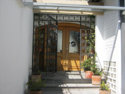 Casa de dos plantas, consta de una casa principal y dos departamentos pequeños.