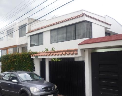 VENDO LINDA Y AMPLIA CASA NORTE DE QUITO