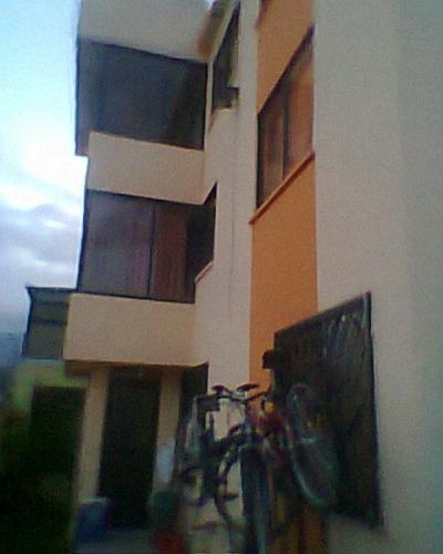 ! VENDO HERMOSA CASA, A CINCO MINUTOS DEL C.C. EL CONDADO !!