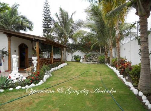 Casa con 3 anexos y jardin bonito en venta en Pedernales.
