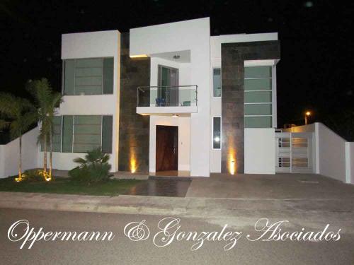 Casa estilo moderno con bellos acabados en venta en Manta Beach.