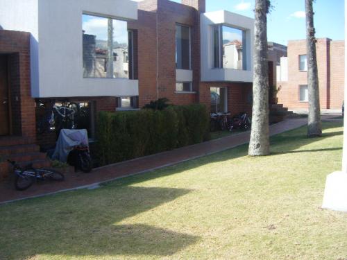 VENTA DE CASA, EXCELENTE UBICACION,  CONJ. CERRADO CUMBAYA