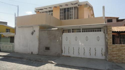 VENDO CASA DE CEMENTO ARMADO EN PRESTIGIOSA CIUDADELA DE OTAVALO