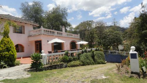 VENDO HERMOSA HOSTERIA EN OTAVALO - IMBABURA