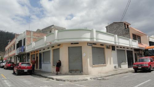 VENDO CASA COMERCIAL, ESQUINERA EN UNA PRESTIGIOSA CIUDADELA DE OTAVALO