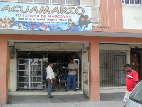 Casa con 2 locales comerciales en Esmeraldas