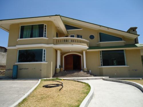 VALLE DE LOS CHILLOS.-  HERMOSA CASA DE LUJO CON 2000  M2 TERRENO