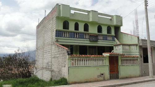 VENDO CASA EN UNA CIUDADELA DE OTAVALO